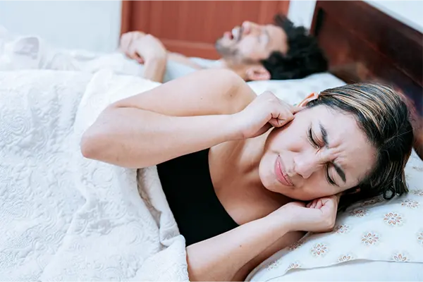 Pareja que sufre con la Apnea del Sueño Pareja que sufre con la Apnea del Sueño