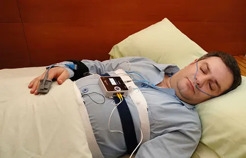 Imagen de persona tomandose un examen de poligrafia respiratoria